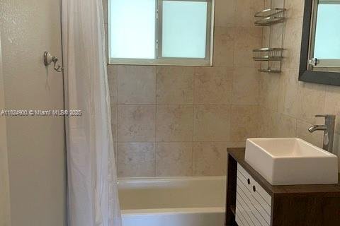 House in Oakland Park, Florida 3 bedrooms, 109.44 sq.m. № 1790540 - photo 15