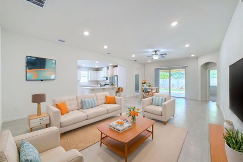 House in Vero Beach, Florida 3 bedrooms, 212.75 sq.m. № 2265453 - photo 14