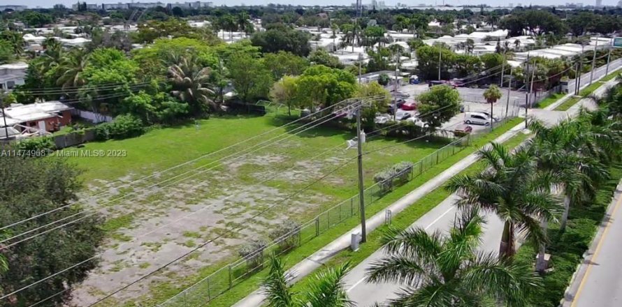 Land in West Park, Florida № 786043