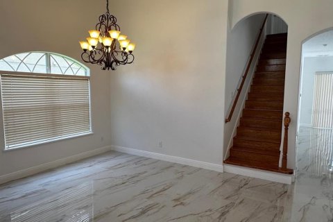 House in Orlando, Florida 5 bedrooms, 270.72 sq.m. № 2219439 - photo 9