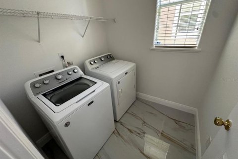 House in Orlando, Florida 5 bedrooms, 270.72 sq.m. № 2219439 - photo 24