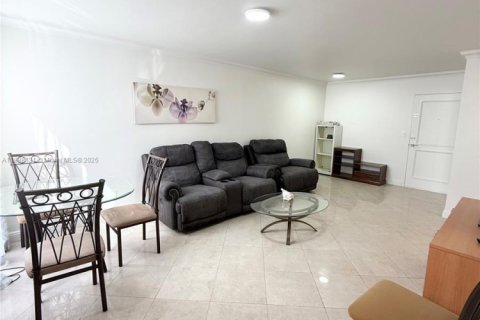 Condo in Sunny Isles Beach, Florida, 1 bedroom  № 2035342 - photo 3