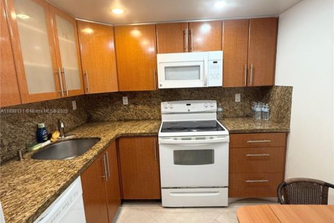 Condo in Sunny Isles Beach, Florida, 1 bedroom  № 2035342 - photo 5