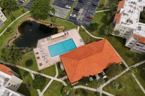 Condo in North Lauderdale, Florida, 2 bedrooms  № 1952910 - photo 8