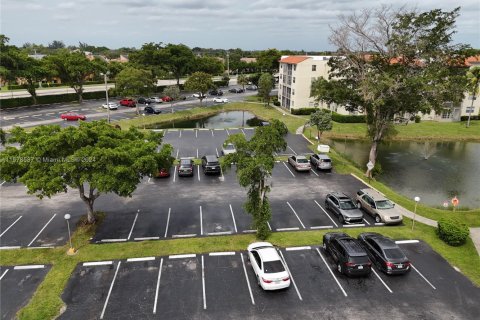 Condo in North Lauderdale, Florida, 2 bedrooms  № 1952910 - photo 9