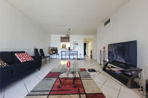 Condo in North Lauderdale, Florida, 2 bedrooms  № 1952910 - photo 30