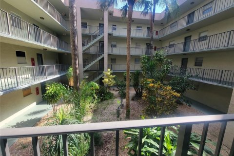 Condo in North Lauderdale, Florida, 2 bedrooms  № 1952910 - photo 24