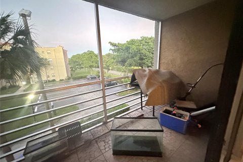 Condo in North Lauderdale, Florida, 2 bedrooms  № 1952910 - photo 14