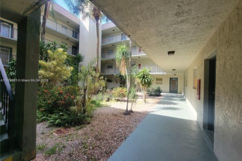Condo in North Lauderdale, Florida, 2 bedrooms  № 1952910 - photo 23