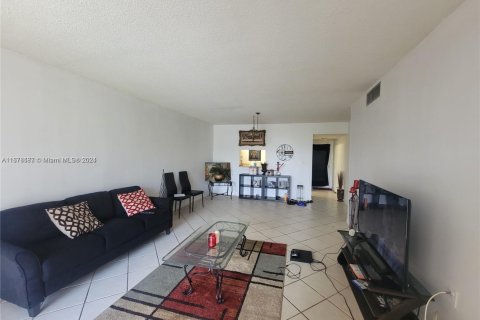 Condo in North Lauderdale, Florida, 2 bedrooms  № 1952910 - photo 29