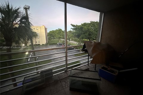 Condo in North Lauderdale, Florida, 2 bedrooms  № 1952910 - photo 15