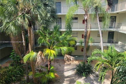 Condo in North Lauderdale, Florida, 2 bedrooms  № 1952910 - photo 25