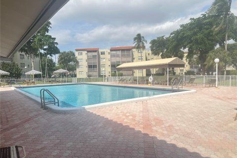 Condo in North Lauderdale, Florida, 2 bedrooms  № 1952910 - photo 12