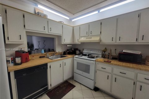 Condo in North Lauderdale, Florida, 2 bedrooms  № 1952910 - photo 27