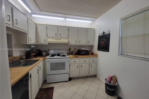 Condo in North Lauderdale, Florida, 2 bedrooms  № 1952910 - photo 28