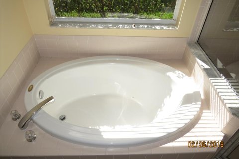 House in Tampa, Florida 4 bedrooms, 244.61 sq.m. № 2217452 - photo 15