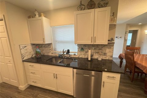 House in Saint Petersburg, Florida 4 bedrooms, 179.12 sq.m. № 1878331 - photo 11