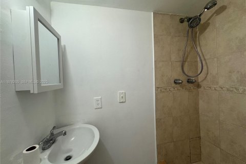 Condo in Miami Beach, Florida, 2 bedrooms  № 1923330 - photo 13