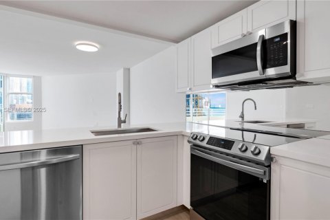 Apartamento en alquiler en Miami, Florida, 1 dormitorio, 96.25 m2 № 1993963 - foto 10