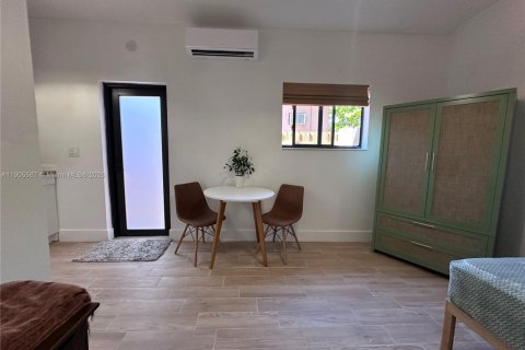 House in Miami, Florida 36.23 sq.m. № 1956816 - photo 1