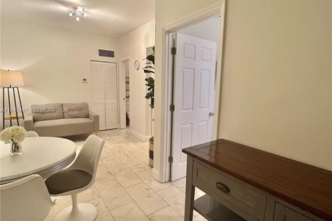 Condo in Miami Beach, Florida, 1 bedroom  № 2001839 - photo 2