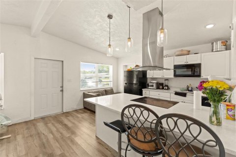 House in Sarasota, Florida 3 bedrooms, 118.36 sq.m. № 2121458 - photo 3