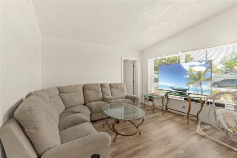 House in Sarasota, Florida 3 bedrooms, 118.36 sq.m. № 2121458 - photo 6
