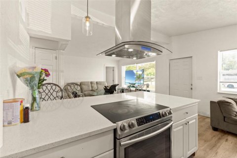 House in Sarasota, Florida 3 bedrooms, 118.36 sq.m. № 2121458 - photo 4