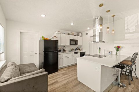 House in Sarasota, Florida 3 bedrooms, 118.36 sq.m. № 2121458 - photo 2