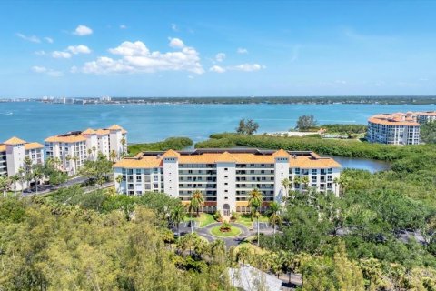 Condo in Saint Petersburg, Florida, 2 bedrooms  № 1670196 - photo 1