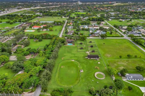 House in Miami, Florida 4 bedrooms, 479.84 sq.m. № 1703155 - photo 7