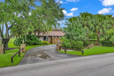 House in Miami, Florida 4 bedrooms, 479.84 sq.m. № 1703155 - photo 24