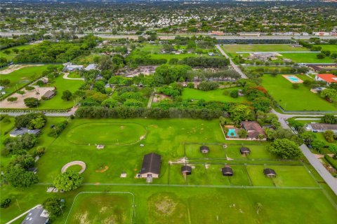 House in Miami, Florida 4 bedrooms, 479.84 sq.m. № 1703155 - photo 5