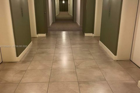 Condominio en alquiler en Miami, Florida, 1 dormitorio, 63.92 m2 № 2010258 - foto 4