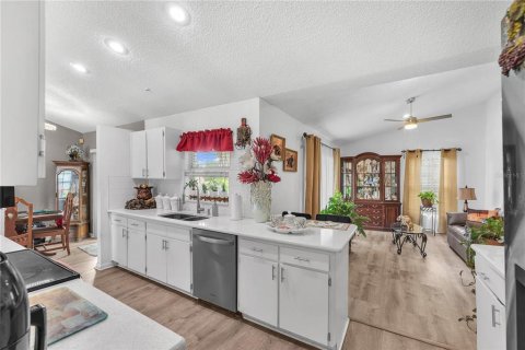 House in Tampa, Florida 3 bedrooms, 141.4 sq.m. № 2225349 - photo 8