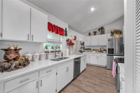 House in Tampa, Florida 3 bedrooms, 141.4 sq.m. № 2225349 - photo 10