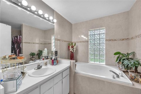 House in Tampa, Florida 3 bedrooms, 141.4 sq.m. № 2225349 - photo 16