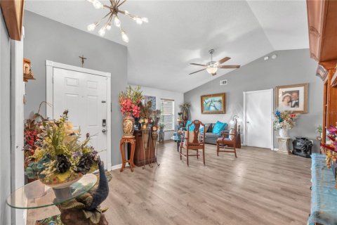 House in Tampa, Florida 3 bedrooms, 141.4 sq.m. № 2225349 - photo 4