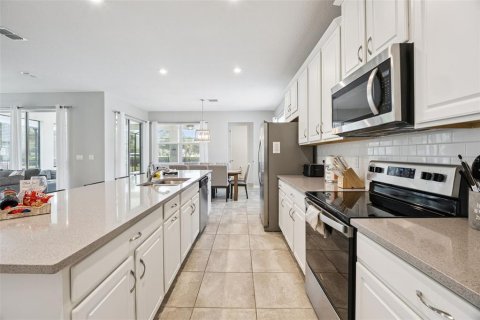 Casa en venta en Kissimmee, Florida, 6 dormitorios, 278.52 m2 № 2298214 - foto 12