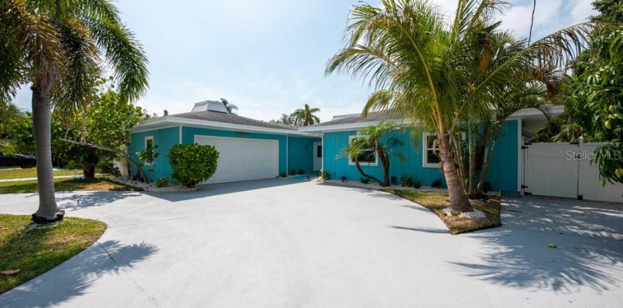 House in Tampa, Florida 3 bedrooms, 173.54 sq.m. № 1898961