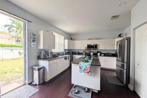 Casa en venta en Pembroke Pines, Florida, 5 dormitorios, 222.97 m2 № 1708000 - foto 7