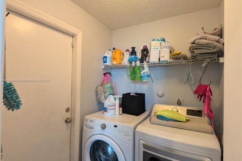Casa en venta en Pembroke Pines, Florida, 5 dormitorios, 222.97 m2 № 1708000 - foto 23