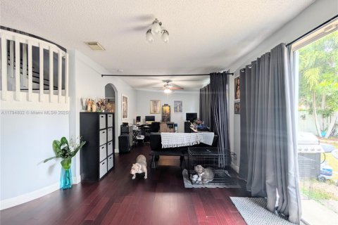 Casa en venta en Pembroke Pines, Florida, 5 dormitorios, 222.97 m2 № 1708000 - foto 8