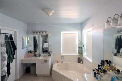 Casa en venta en Pembroke Pines, Florida, 5 dormitorios, 222.97 m2 № 1708000 - foto 17