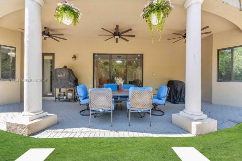 Casa en venta en Cutler Bay, Florida, 5 dormitorios, 438.22 m2 № 2059594 - foto 9