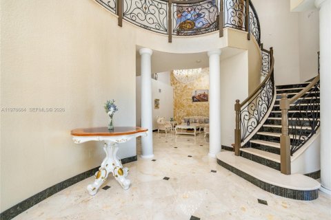 Casa en venta en Cutler Bay, Florida, 5 dormitorios, 438.22 m2 № 2059594 - foto 17