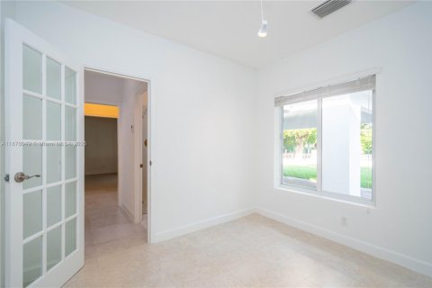 Купить виллу или дом в Корал-Гейблс, Флорида 5 спален, 290.97м2, № 1930253 - фото 16