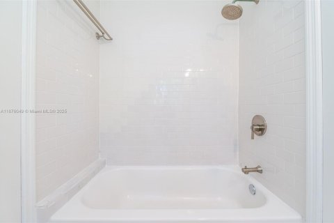 Купить виллу или дом в Корал-Гейблс, Флорида 5 спален, 290.97м2, № 1930253 - фото 20