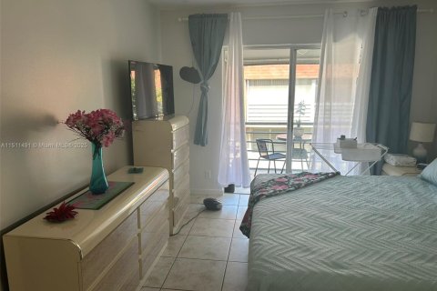 Condo in Lauderdale Lakes, Florida, 1 bedroom  № 1961256 - photo 12