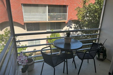 Condo in Lauderdale Lakes, Florida, 1 bedroom  № 1961256 - photo 19